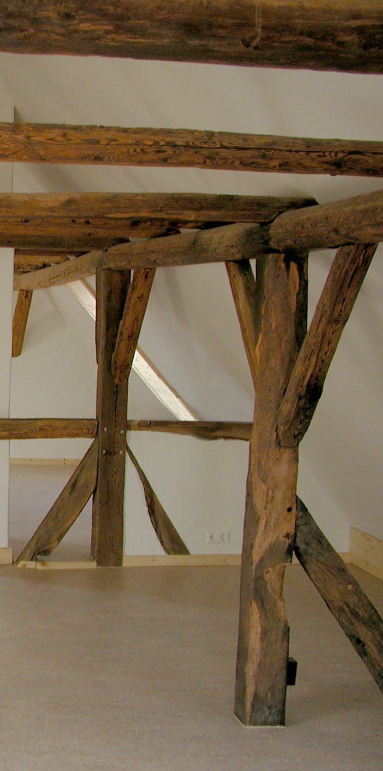 In einem Dachgeschoss-Raum mit Holzkonstruktion und Lehmputz.