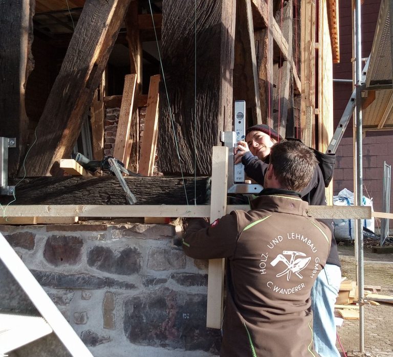 Handwerker*innen arbeiten an einem historischen Gebäude.